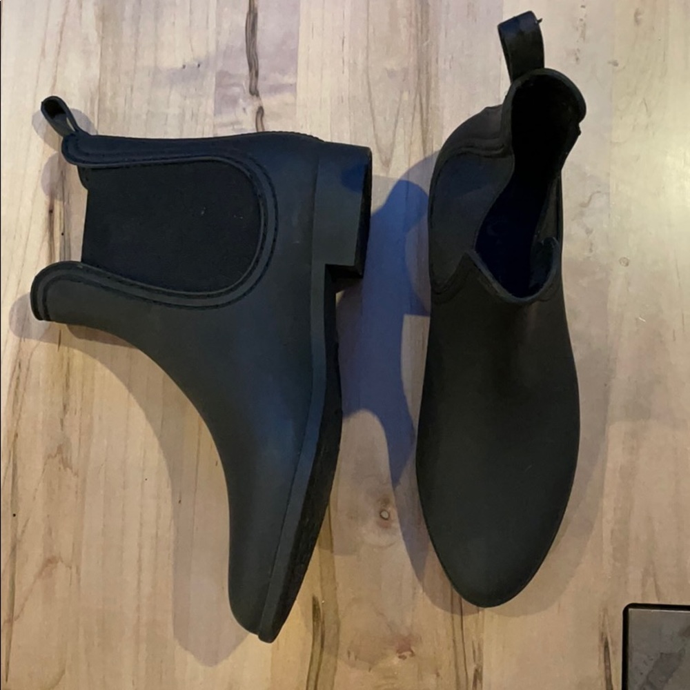BLACK RAIN BOOTS